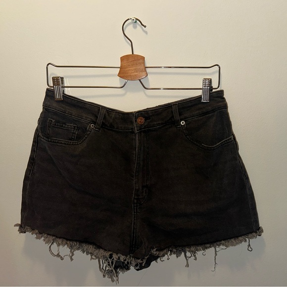 H&M Black/Grey Frayed Hem Jean Shorts - Picture 2 of 4
